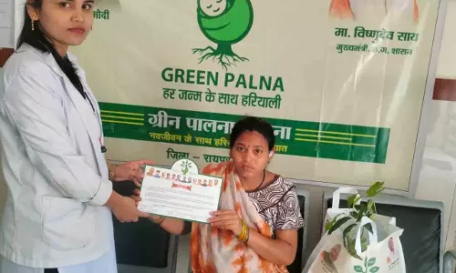रायपुर में ग्रीन पालना अभियान, नवप्रसूताओं को मिली 80 फलदार पौधों की सौगात