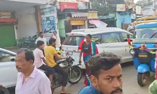 परलाखेमुंडी होमगार्ड ने साड़ी पहनकर ट्रैफिक संभाला, वीडियो वायरल