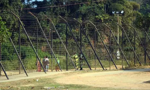 दिनाजपुर में बांग्लादेश सीमा पर बाड़ की लाइट ठीक कर रहे BSF जवान की बिजली के झटके से मौत दिनाजपुर में बांग्लादेश सीमा पर बाड़ की लाइट ठीक कर रहे BSF जवान की बिजली के झटके से मौत