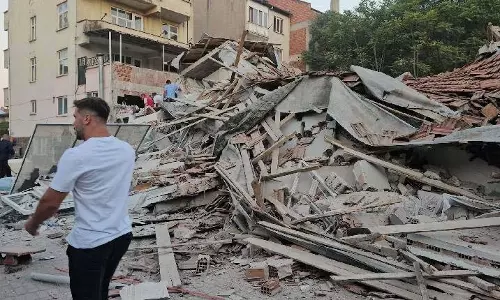 तुर्की में 6.1 तीव्रता का भूकंप, एक की मौत तुर्की में 6.1 तीव्रता का भूकंप, एक की मौत