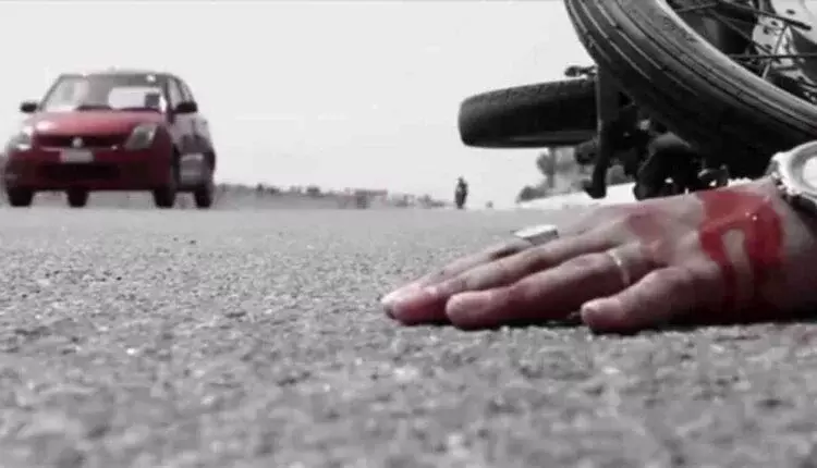 Keesara में आउटर रिंग रोड पर तेज रफ्तार वाहन ने पैदल यात्री को टक्कर मारी, तीन की मौत Keesara में आउटर रिंग रोड पर तेज रफ्तार वाहन ने पैदल यात्री को टक्कर मारी, तीन की मौत
