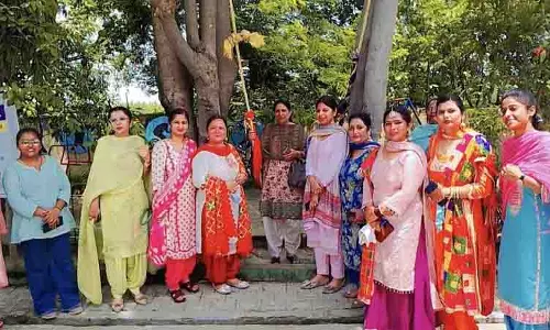Barwa के सरकारी स्कूल में पारंपरिक तीज उत्सव के अवसर पर लोक नृत्यों का आयोजन