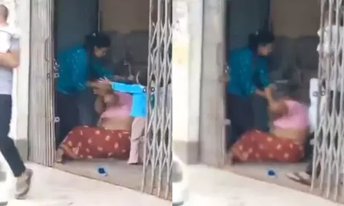 इटावा में बहू ने सास को बेरहमी से पीटा, पति और बच्चे देखते रह गए