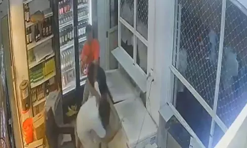 UP: हापुड़ में युवक को पीटता रहा सेल्समैन, तमाशबीन बनी रही भीड़ UP: हापुड़ में युवक को पीटता रहा सेल्समैन, तमाशबीन बनी रही भीड़