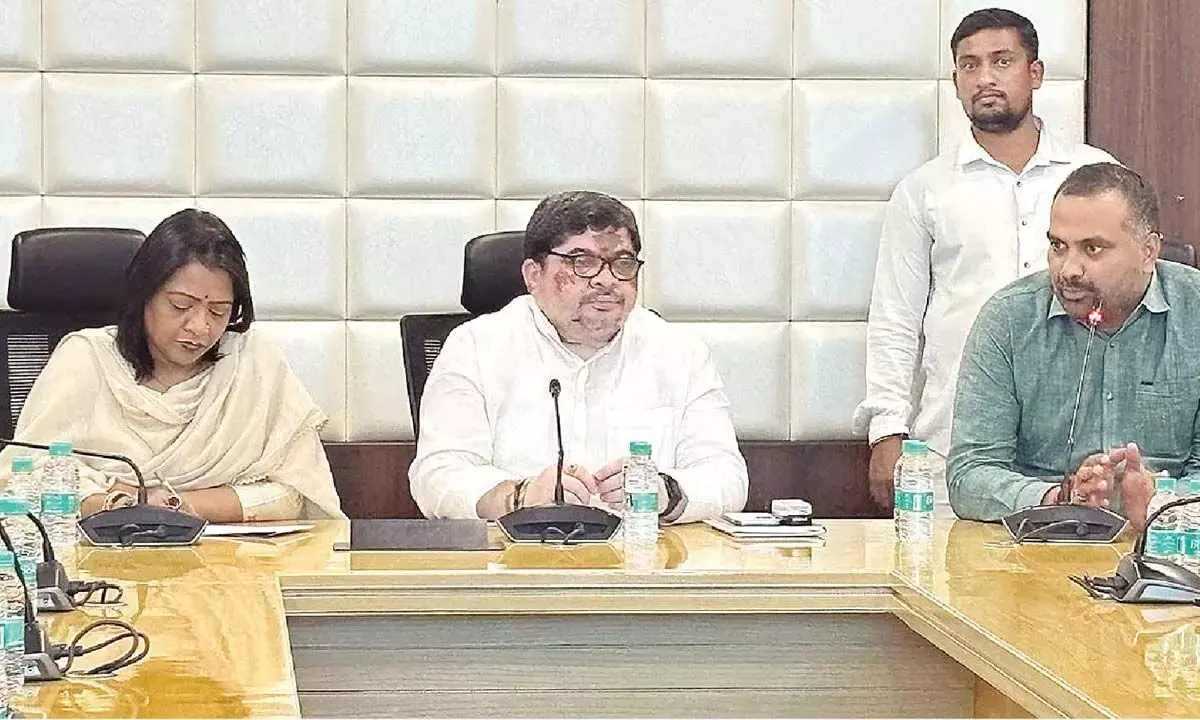 Telangana: पोन्नम ने अधिकारियों से कहा, सतर्क रहें, जनता को असुविधा से बचाएं