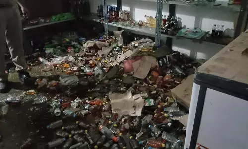जबलपुर में शराब दुकान में तोड़फोड़ और लूट का वीडियो वायरल