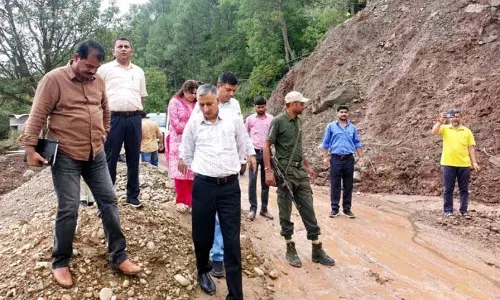 DC कठुआ ने पेडू नाले पर चल रहे पुल निर्माण कार्य का निरीक्षण किया DC कठुआ ने पेडू नाले पर चल रहे पुल निर्माण कार्य का निरीक्षण किया
