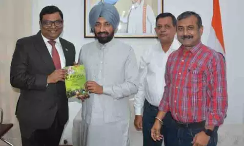 MP Satnam Singh Sandhu ने प्रोफेसर जय प्रकाश कांत की पर्यटन पर पुस्तक का विमोचन किया
