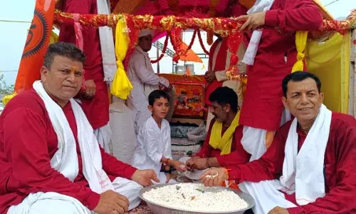 Ghagwal में धूमधाम से निकाली गई भगवान कृष्ण की भव्य शोभा यात्रा