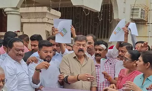 महा युति नेताओं को निशाना बनाकर ठाणे-नवी मुंबई में हिंसा भड़काई गई महा युति नेताओं को निशाना बनाकर ठाणे-नवी मुंबई में हिंसा भड़काई गई