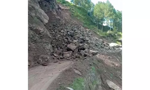 Jammu: कौरगली-बारियोटे मार्ग कई दिनों से बंद, छात्र और मरीज परेशान
