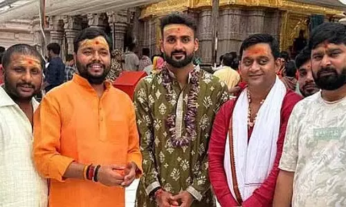 तेज गेंदबाज आकाश दीप ने काशी विश्वनाथ मंदिर में जताई श्रद्धा