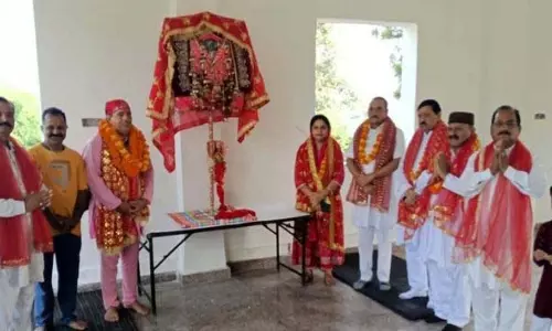 Jammu: मजालता से चंडी माता शोभा यात्रा को हरी झंडी दिखाकर रवाना करतीं जूही पठानिया Jammu: मजालता से चंडी माता शोभा यात्रा को हरी झंडी दिखाकर रवाना करतीं जूही पठानिया
