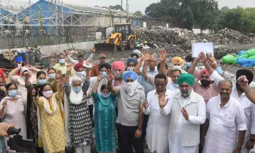 Mohali निवासियों ने कचरा केंद्र पर ताला जड़ा Mohali निवासियों ने कचरा केंद्र पर ताला जड़ा