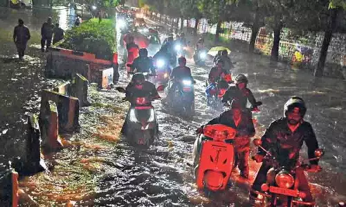 तेलंगाना हाई अलर्ट पर, IMD ने सीजन की पहली बेहद भारी बारिश की चेतावनी जारी की तेलंगाना हाई अलर्ट पर, IMD ने सीजन की पहली बेहद भारी बारिश की चेतावनी जारी की