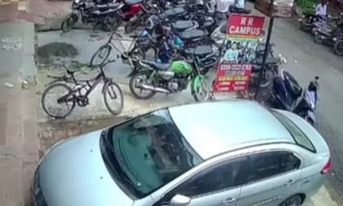 पटना में आभूषण की दुकान के कर्मचारियों ने लूट की कोशिश नाकाम की पटना में आभूषण की दुकान के कर्मचारियों ने लूट की कोशिश नाकाम की