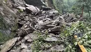 Jharkhand : भूस्खलन से पहाड़ का एक हिस्सा ढहा, इलाके में अफरा-तफरी Jharkhand : भूस्खलन से पहाड़ का एक हिस्सा ढहा, इलाके में अफरा-तफरी