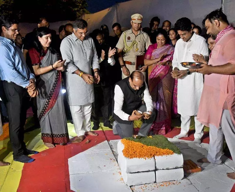एलजी, सीएम ने दिल्ली के मंदिर मार्ग पर प्रतिष्ठित घंटाघर की आधारशिला रखी एलजी, सीएम ने दिल्ली के मंदिर मार्ग पर प्रतिष्ठित घंटाघर की आधारशिला रखी