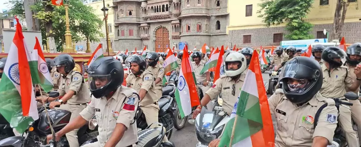 Indore : शहर पुलिस ने हर घर तिरंगा - हर घर स्वच्छता अभियान शुरू किया Indore : शहर पुलिस ने हर घर तिरंगा - हर घर स्वच्छता अभियान शुरू किया