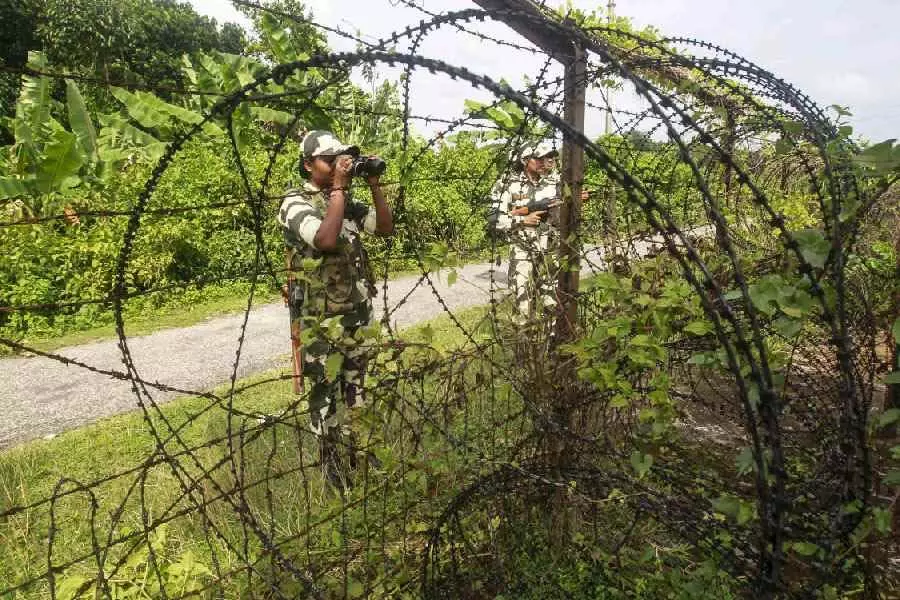 BSF ने सीमा पार से बंगाल के ग्रामीण को बचाया, बांग्लादेशी घुसपैठिए को पकड़ा BSF ने सीमा पार से बंगाल के ग्रामीण को बचाया, बांग्लादेशी घुसपैठिए को पकड़ा