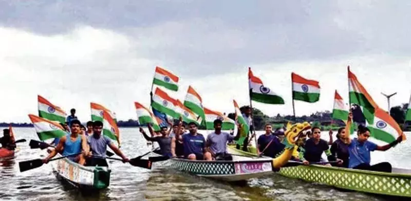 हर घर तिरंगा अभियान: डीसी गांदरबल ने मानसबल झील में नाव रैली का नेतृत्व किया हर घर तिरंगा अभियान: डीसी गांदरबल ने मानसबल झील में नाव रैली का नेतृत्व किया