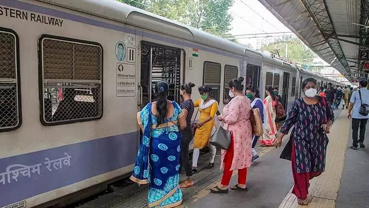 Mumbai : पश्चिम रेलवे सेवाएं बाधित, यात्रियों ने 30-40 मिनट की देरी की सूचना दी Mumbai : पश्चिम रेलवे सेवाएं बाधित, यात्रियों ने 30-40 मिनट की देरी की सूचना दी