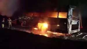 Rajasthan: बाइक से टक्कर के बाद बस आग के गोले में तब्दील, 3 की मौत Rajasthan: बाइक से टक्कर के बाद बस आग के गोले में तब्दील, 3 की मौत