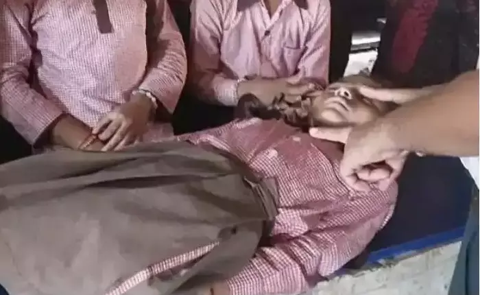 Hathras: तिरंगा यात्रा से पहले कई छात्राएं बेहोश, अस्पताल में भर्ती Hathras: तिरंगा यात्रा से पहले कई छात्राएं बेहोश, अस्पताल में भर्ती