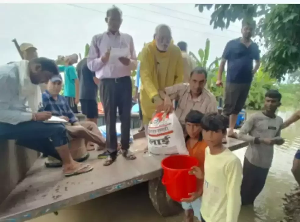 Bijnor: प्रशासन ने बाढ़ प्रभावित 12,501 लोगों को राहत किटें दीं Bijnor: प्रशासन ने बाढ़ प्रभावित 12,501 लोगों को राहत किटें दीं