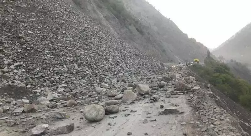 राजौरी जिले में भारी बारिश से सड़कें अवरुद्ध राजौरी जिले में भारी बारिश से सड़कें अवरुद्ध