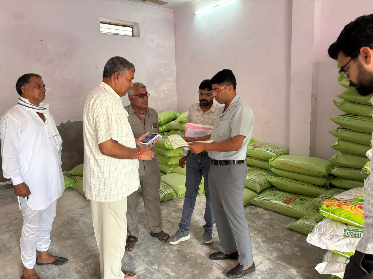 Jaipur: जिला कलेक्टर के निर्देश पर 150 से अधिक ग्राम सहकारी समितियों का औचक निरीक्षण Jaipur: जिला कलेक्टर के निर्देश पर 150 से अधिक ग्राम सहकारी समितियों का औचक निरीक्षण