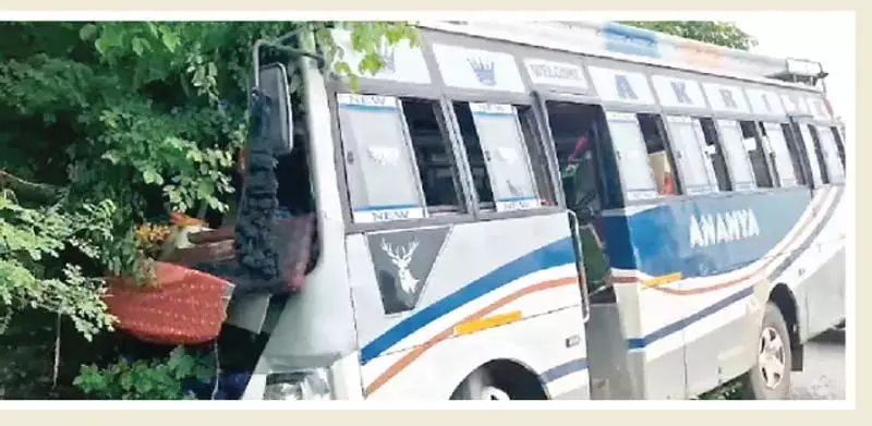 रियासी में बस के फिसलने से 22 लोग घायल रियासी में बस के फिसलने से 22 लोग घायल