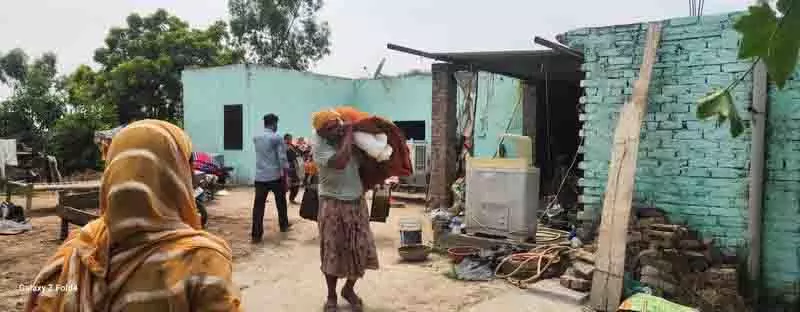 ब्यास नदी का तटबंध टूटा, बाढ़ के डर से Sultanpur लोधी में ग्रामीण घरों से भागे ब्यास नदी का तटबंध टूटा, बाढ़ के डर से Sultanpur लोधी में ग्रामीण घरों से भागे