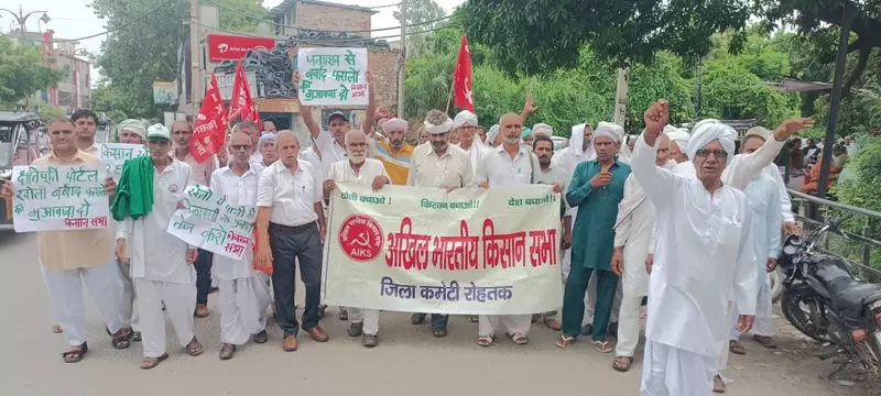 Rohtak के किसानों ने खेतों में पानी भरने को लेकर किया प्रदर्शन Rohtak के किसानों ने खेतों में पानी भरने को लेकर किया प्रदर्शन