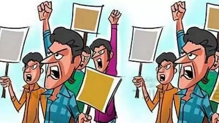 Odisha राजस्व लिपिक संघ ने वेतन वृद्धि को लेकर विरोध प्रदर्शन किया Odisha राजस्व लिपिक संघ ने वेतन वृद्धि को लेकर विरोध प्रदर्शन किया