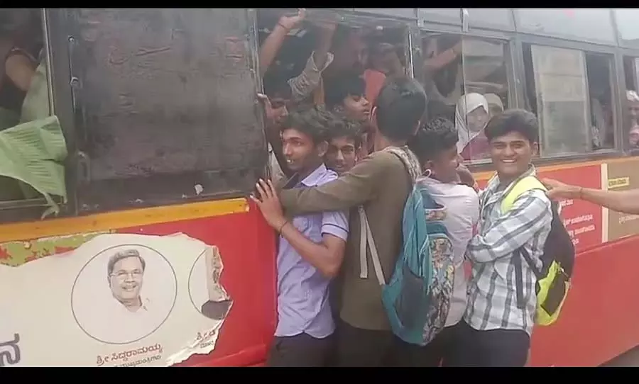 Lakshmeshwar : बस के दरवाज़े से चिपके हुए छात्र गुज़र रहे Lakshmeshwar : बस के दरवाज़े से चिपके हुए छात्र गुज़र रहे