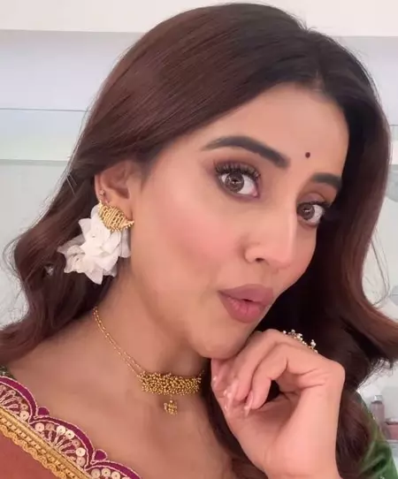 ट्रेडिशनल लुक में भोजपुरी गाने पर झूमती नजर आईं अक्षरा सिंह ट्रेडिशनल लुक में भोजपुरी गाने पर झूमती नजर आईं अक्षरा सिंह