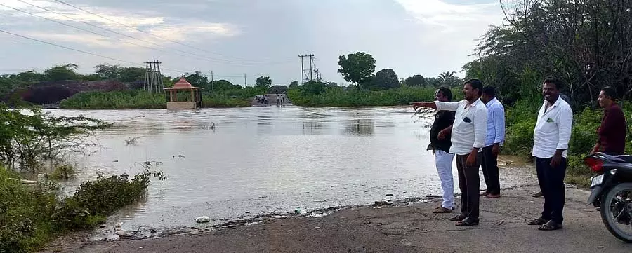 Karnataka : डोनी नदी पर बना ब्रिटिशकालीन पुल बाढ़ में डूब गया Karnataka : डोनी नदी पर बना ब्रिटिशकालीन पुल बाढ़ में डूब गया