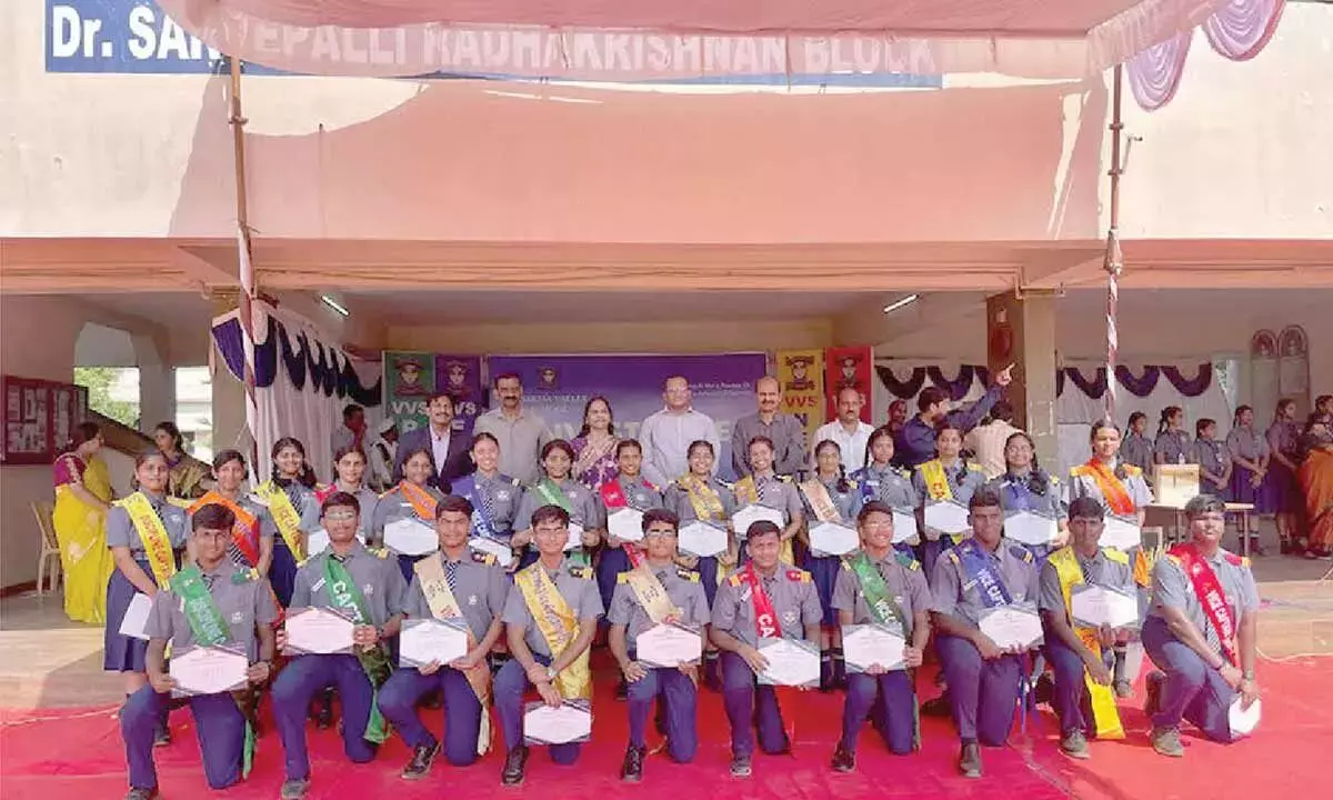 Andhra: वी.वी. स्कूल का अलंकरण समारोह Andhra: वी.वी. स्कूल का अलंकरण समारोह