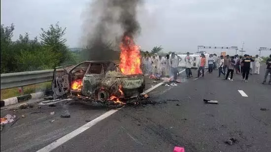 अलवर में कार और पुलिस वाहन की टक्कर, 14 लोग घायल अलवर में कार और पुलिस वाहन की टक्कर, 14 लोग घायल