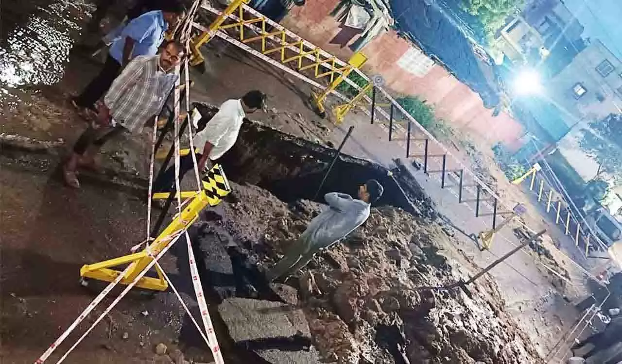 Hyderabad: भारी बारिश के बाद ऑटो नगर में सीवर का मुख्य हिस्सा ढह गया, मरम्मत जारी Hyderabad: भारी बारिश के बाद ऑटो नगर में सीवर का मुख्य हिस्सा ढह गया, मरम्मत जारी