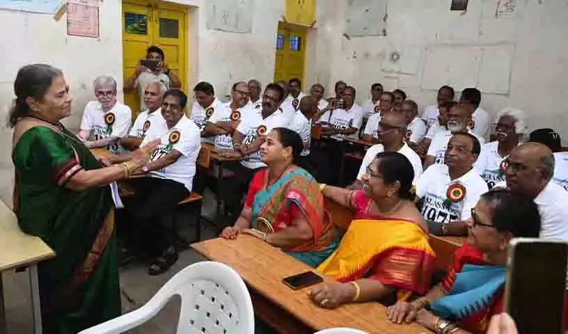 Erramanzil सरकारी स्कूल के पूर्व छात्रों ने भावुक पुनर्मिलन के साथ स्वर्ण जयंती मनाई Erramanzil सरकारी स्कूल के पूर्व छात्रों ने भावुक पुनर्मिलन के साथ स्वर्ण जयंती मनाई
