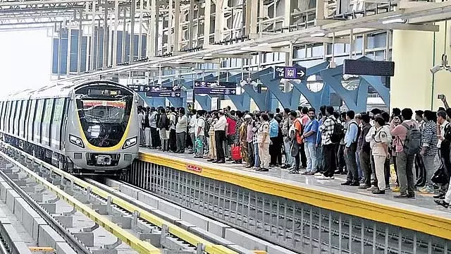 हमारी मेट्रो येलो लाइन: तीन ट्रेनें लोगों से खचाखच भरी रही हमारी मेट्रो येलो लाइन: तीन ट्रेनें लोगों से खचाखच भरी रही
