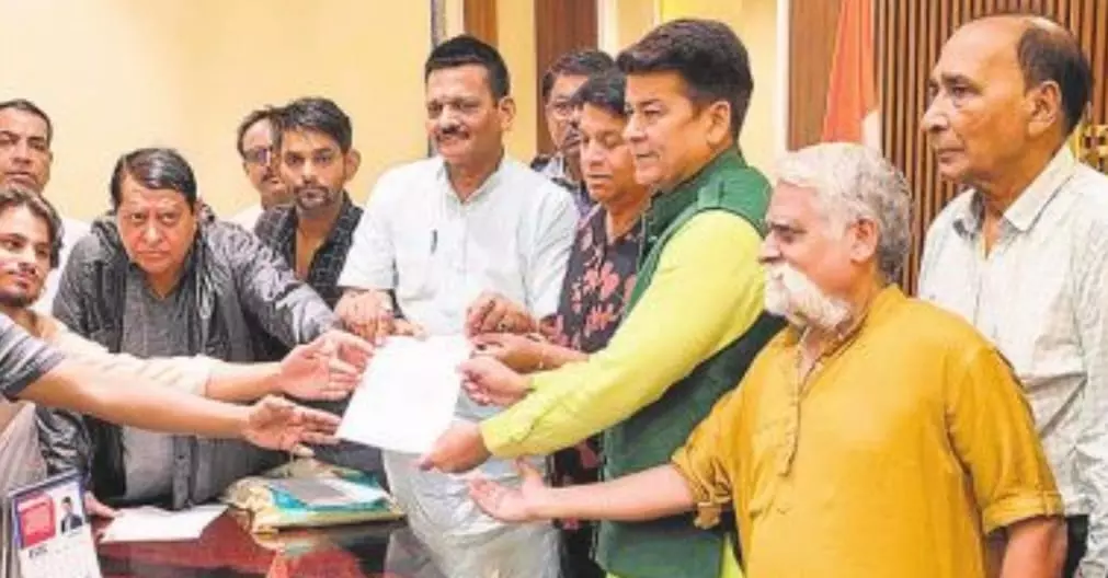 Bareilly: दुकानदारों ने जर्जर दुकानों की मरम्मत के लिए उठाई आवाज Bareilly: दुकानदारों ने जर्जर दुकानों की मरम्मत के लिए उठाई आवाज