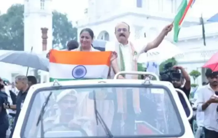 New Delhi: दिल्ली की सड़कों पर तिरंगा साइक्लोथॉन, बेटियों का उमड़ा उत्साह New Delhi: दिल्ली की सड़कों पर तिरंगा साइक्लोथॉन, बेटियों का उमड़ा उत्साह