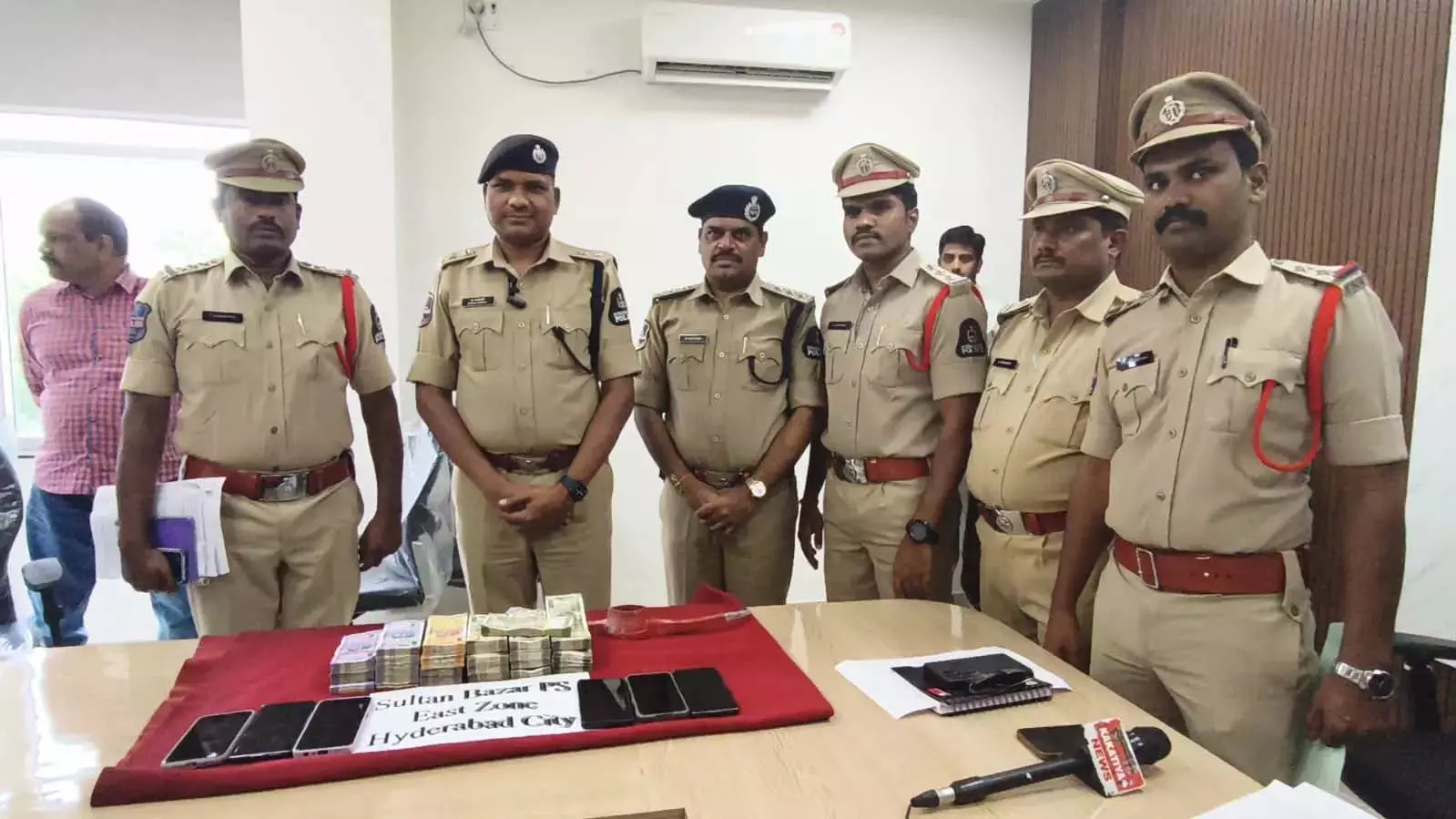 Hyderabad पुलिस ने 6 अंतर-राज्यीय शटर लिफ्टरों को गिरफ्तार किया Hyderabad पुलिस ने 6 अंतर-राज्यीय शटर लिफ्टरों को गिरफ्तार किया