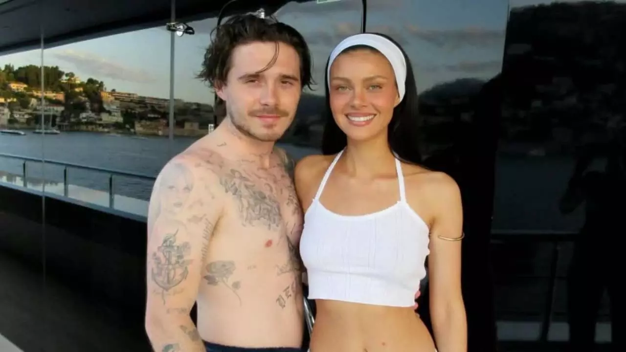 Brooklyn Beckham और निकोला पेल्ट्ज़ ने अपनी प्रतिज्ञा नवीनीकरण समारोह की एक झलक दिखाई Brooklyn Beckham और निकोला पेल्ट्ज़ ने अपनी प्रतिज्ञा नवीनीकरण समारोह की एक झलक दिखाई