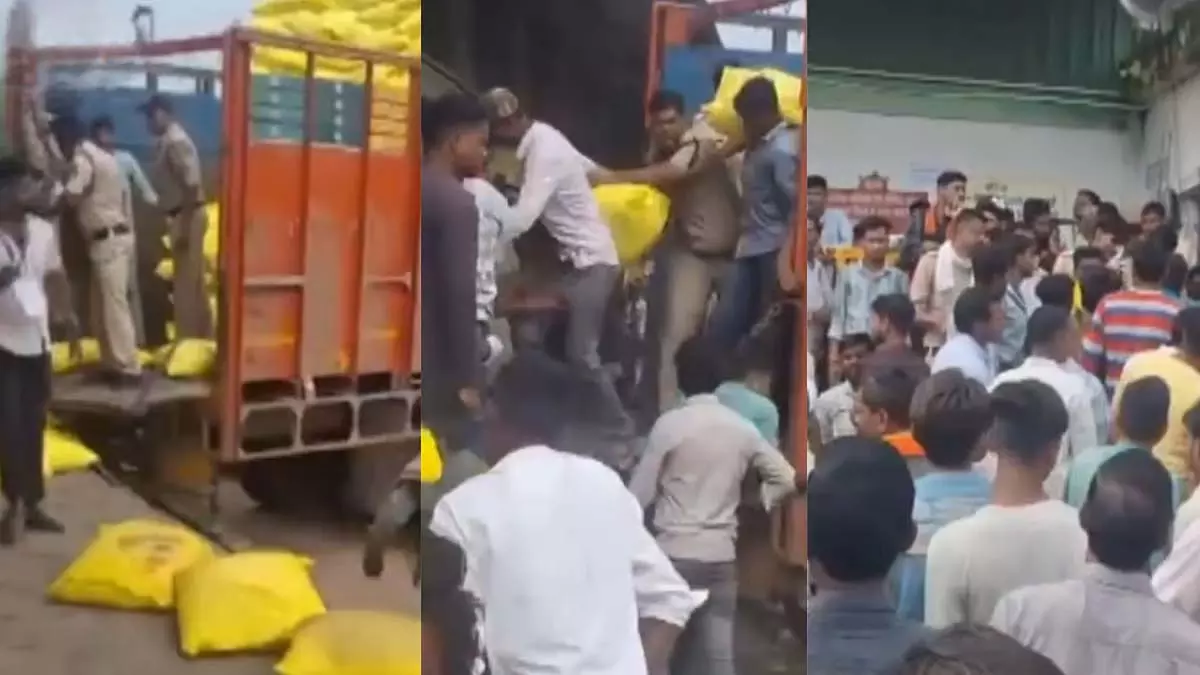 MP : उर्वरक की भारी कमी के बीच किसानों ने वितरण केंद्र पर उर्वरक की बोरियां लूट ली MP : उर्वरक की भारी कमी के बीच किसानों ने वितरण केंद्र पर उर्वरक की बोरियां लूट ली