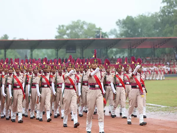 Goa Police के 700 जवान असम पुलिस अकादमी से निकले, दोनों राज्यों के सीएम पासिंग आउट परेड में हुए शामिल Goa Police के 700 जवान असम पुलिस अकादमी से निकले, दोनों राज्यों के सीएम पासिंग आउट परेड में हुए शामिल