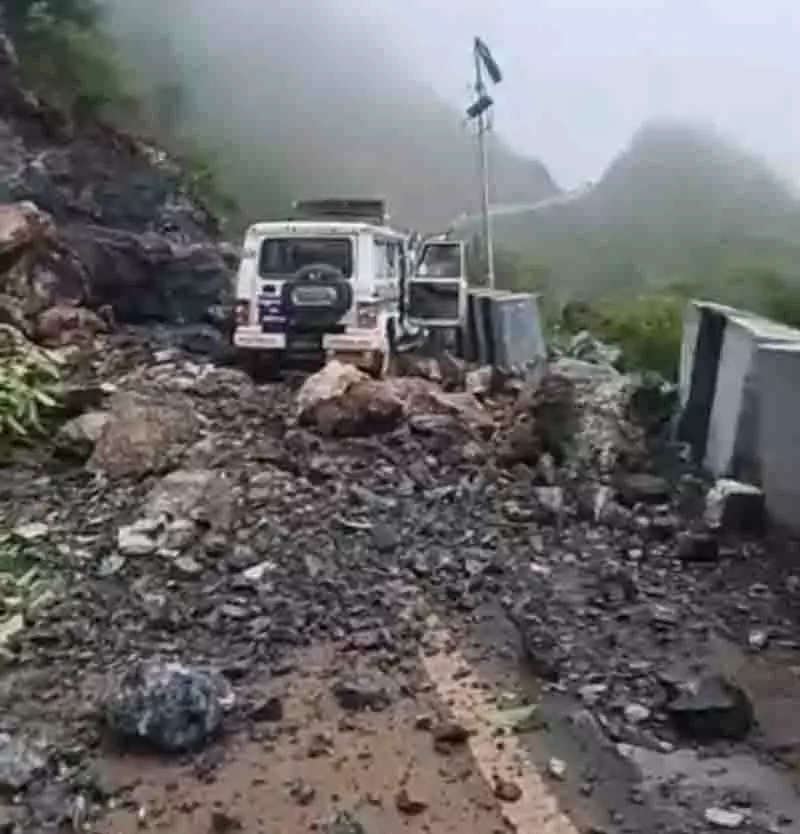 Himachal में 316 सड़कें यातायात के लिए बंद, भारी बारिश का ऑरेंज अलर्ट जारी Himachal में 316 सड़कें यातायात के लिए बंद, भारी बारिश का ऑरेंज अलर्ट जारी